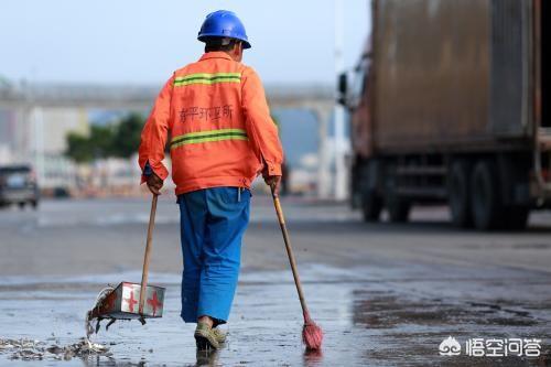 环卫工带宠物鸭扫大街:你认为在农村的那些环卫工人一个月多少工资合适？