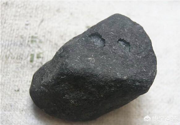 怎么分辨玉石原石真假,怎么鉴别翡翠原石赌石，一共有几个步骤？
