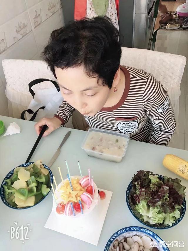 鱼松拌饭 猫饭:猫把梳下来的毛球吃了怎么办？