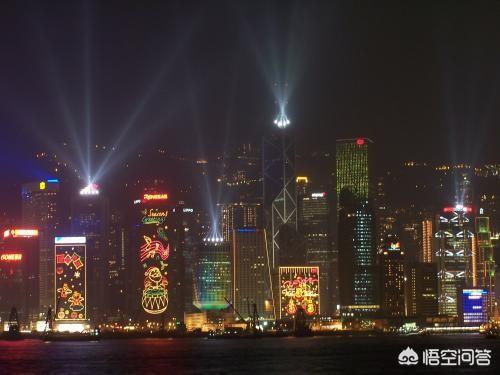 为什么在茶餐厅经常会听到香港同胞很大声的说话经常港式粗口连篇在香港他们也能这样？