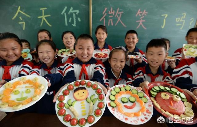 跪母考生回应炒作:考生出考场当面跪谢母亲，你怎么看待家庭教育？