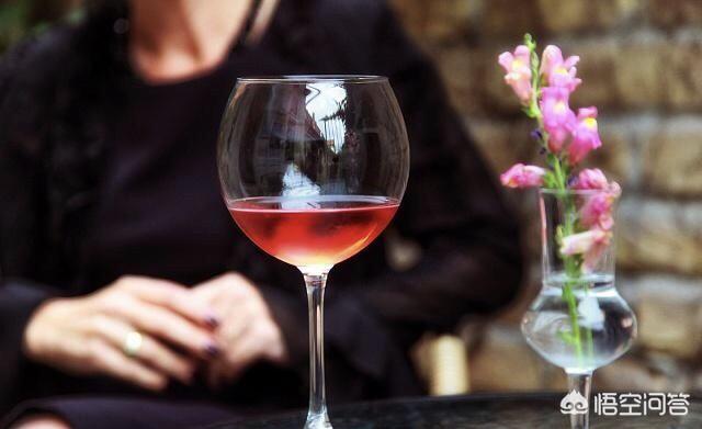 红酒杯倒多少合适，西式宴会怎样给客人倒葡萄酒？