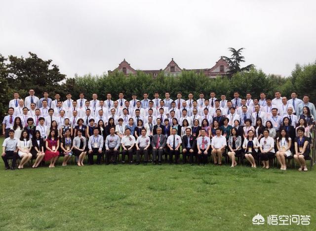 毕业照站位:合照里的“C位”是什么意思，该什么站才是“C”位