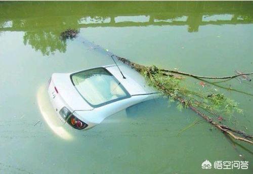 车掉水里怎么逃生,汽车被水淹了该怎么逃生？