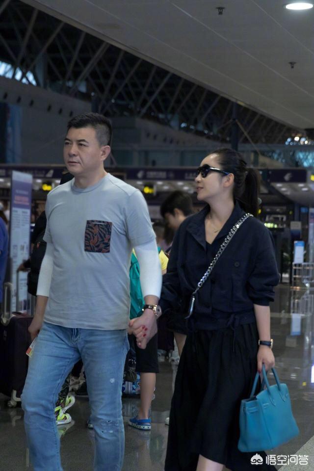 秦海璐几个老公是谁:秦海璐最近现身机场的素人搭配，怎样才能搭出气质感？