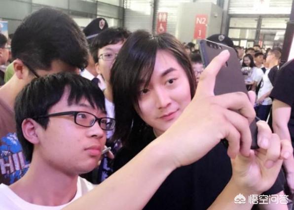 张大仙日活粉丝突破25万,收入指数碾压骚白,网友：虎牙赚大了,你有何看法？