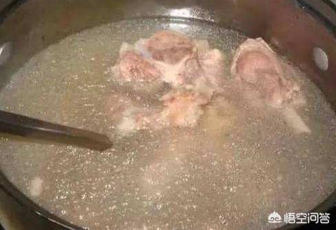 餐馆水煮活猫全程:煮肉时的浮沫，到底是精华还是脏东西？