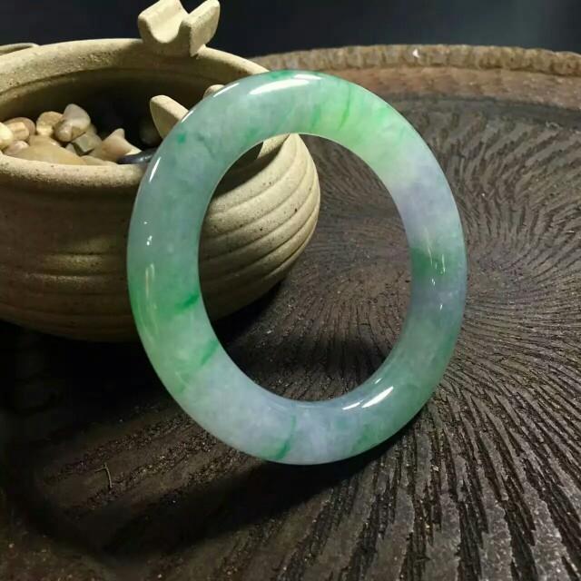 冰种翡翠手镯价格,现在入手一只冰种翡翠手镯大概要多少钱？