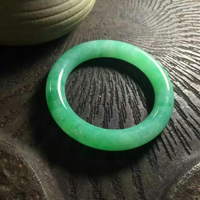 翡翠手镯多少钱,大家看看这个翡翠手镯值多少钱？