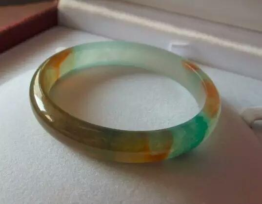 冰种翡翠手镯价格,现在入手一只冰种翡翠手镯大概要多少钱？