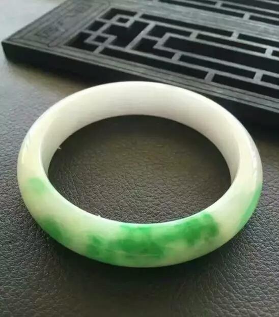 翡翠手镯多少钱,大家看看这个翡翠手镯值多少钱？