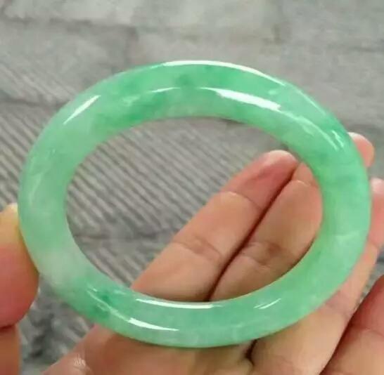 翡翠手镯多少钱,大家看看这个翡翠手镯值多少钱？