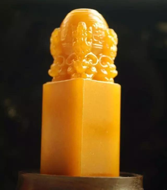 黄绿色的玉是什么玉,黄色的玉只有黄龙玉吗？还有哪些？