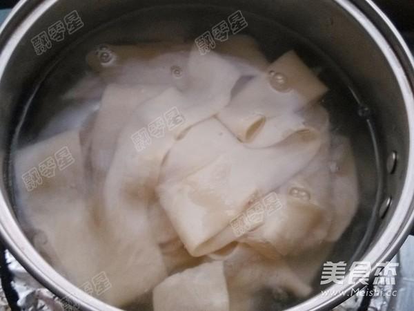 新疆大盘鸡怎么吃比较好吃，新疆大盘鸡好吃吗?
