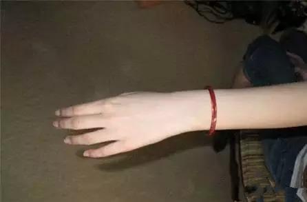 玉手镯用什么方法才能带上,翡翠手镯镯卡住了，拿不下来怎么办？