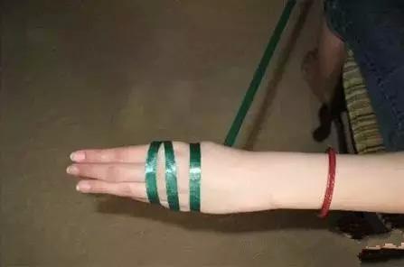 玉手镯用什么方法才能带上,翡翠手镯镯卡住了，拿不下来怎么办？