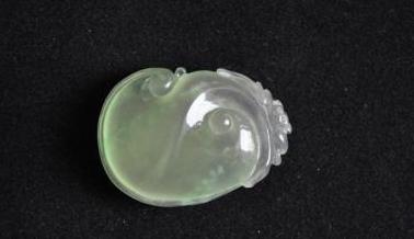 翡翠和玉哪个养人,翡翠手镯如何戴，如何才能更养人？