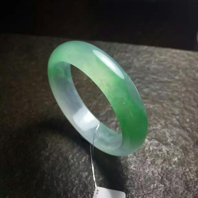 冰种翡翠手镯价格,现在入手一只冰种翡翠手镯大概要多少钱？