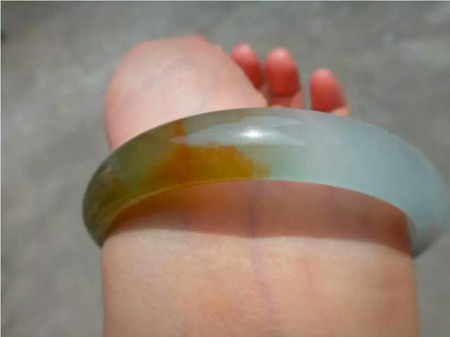 翡翠手镯多少钱,大家看看这个翡翠手镯值多少钱？