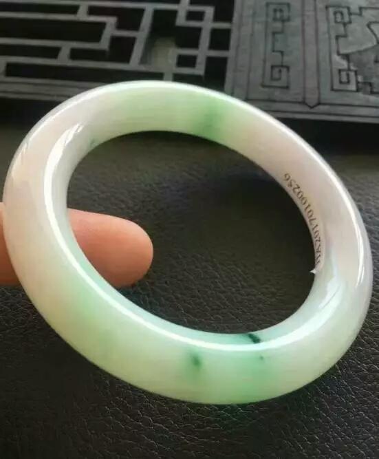 10万左右冰种飘花手镯,五到十万的玉手镯，可以买到冰种吗？