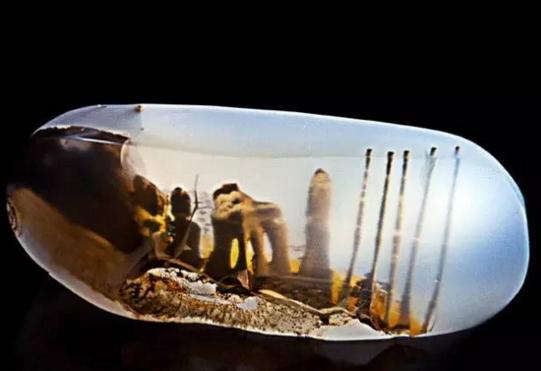 玛瑙玉髓白手镯,玛瑙和玉髓有什么区别，产地分别在哪里？