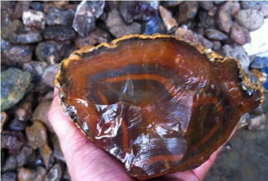 玛瑙玉髓白手镯,玛瑙和玉髓有什么区别，产地分别在哪里？