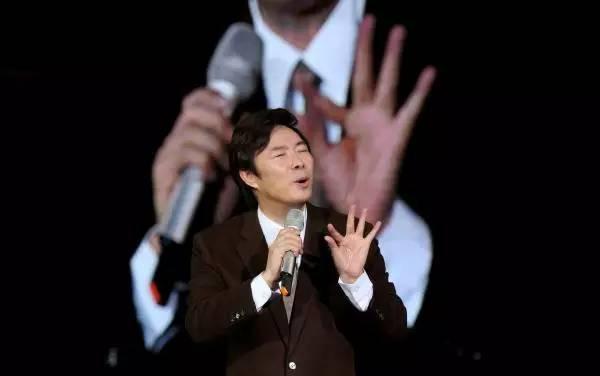嘿嘿嘿费玉清:费玉清为什么总是西服领带出镜？