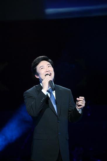 嘿嘿嘿费玉清:费玉清为什么总是西服领带出镜？