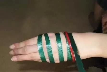 玉手镯用什么方法才能带上,翡翠手镯镯卡住了，拿不下来怎么办？