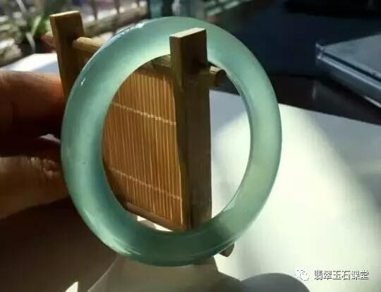 翡翠手镯多少钱,大家看看这个翡翠手镯值多少钱？