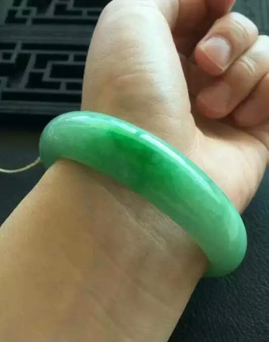 冰种翡翠手镯价格,现在入手一只冰种翡翠手镯大概要多少钱？