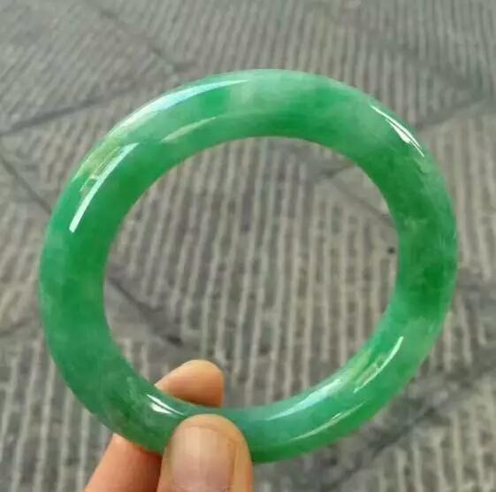 翡翠手镯多少钱,大家看看这个翡翠手镯值多少钱？