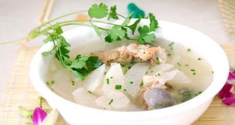 猪棒骨怎么熬出白汤，怎样才能熬出白色大骨汤或鱼汤