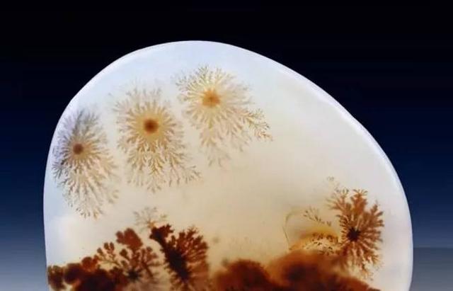 玛瑙玉髓白手镯,玛瑙和玉髓有什么区别，产地分别在哪里？