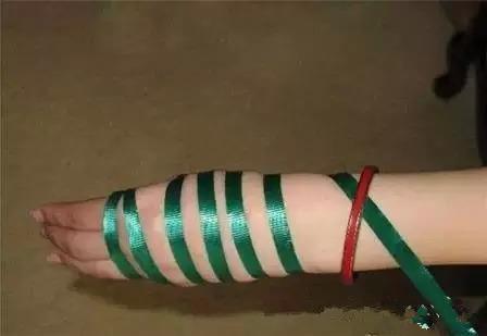 玉手镯用什么方法才能带上,翡翠手镯镯卡住了，拿不下来怎么办？