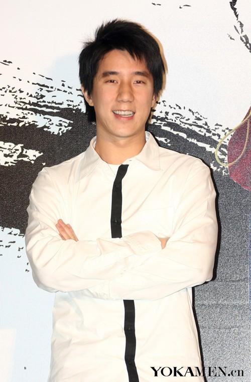 成龙原名陈港生为何儿子姓房