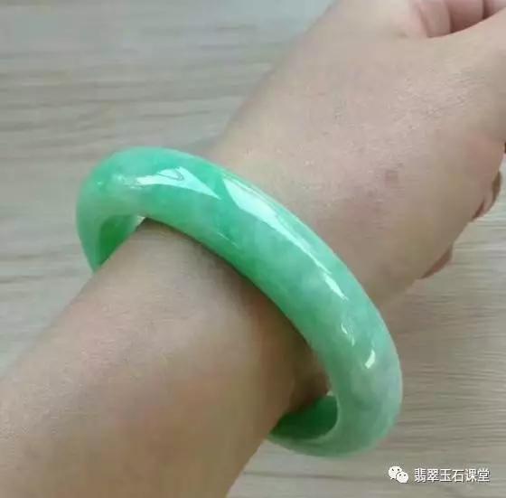 10万左右冰种飘花手镯,五到十万的玉手镯，可以买到冰种吗？