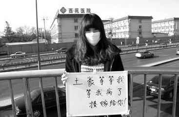 少女与白狗:老人被狗绳绊倒后身亡，狗主人会承担刑事责任吗？