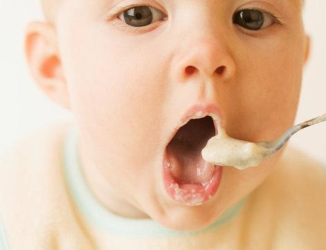 宝宝怎么添加辅食(怎样给宝宝添加辅食，宝宝才喜欢吃呢？