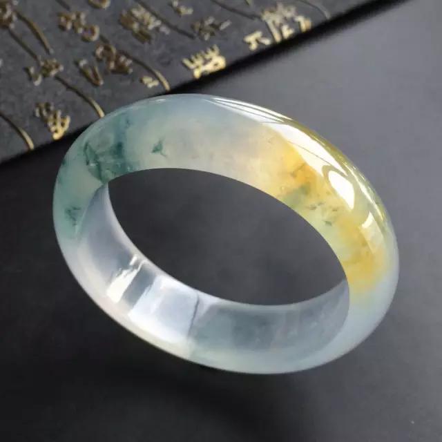 黄绿色的玉是什么玉,黄色的玉只有黄龙玉吗？还有哪些？