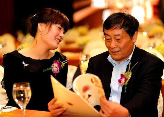 张绍刚老婆:王自健被妻子家暴并转移财产，他是第一个被家暴的男星吧？