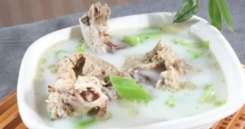 猪棒骨怎么熬出白汤，怎样才能熬出白色大骨汤或鱼汤