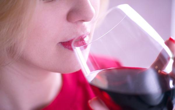 月经期可以喝红酒吗，女生在经期的时候能不能喝红酒