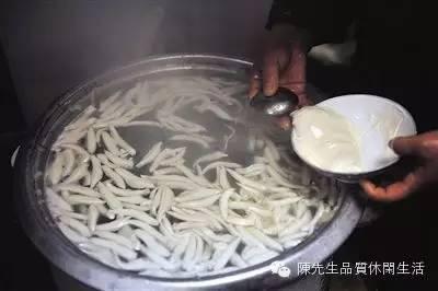 山西一饭店发生坍塌，对于饭店二层加盖的彩钢房是否合规