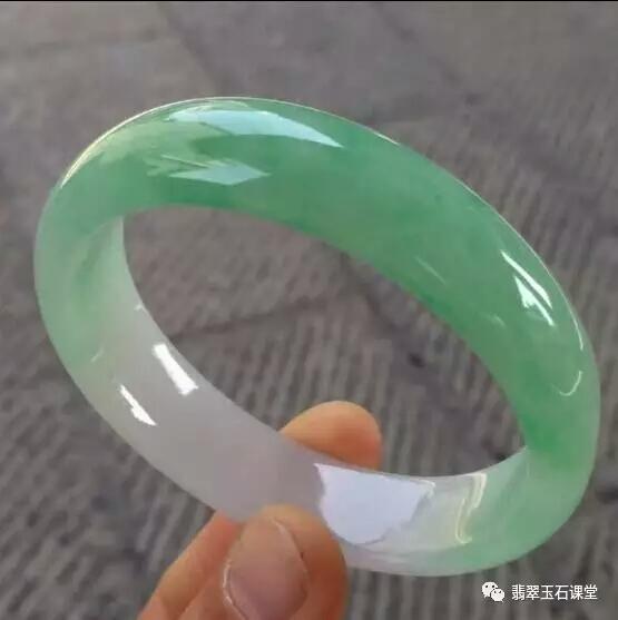 翡翠手镯多少钱,大家看看这个翡翠手镯值多少钱？