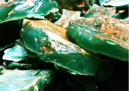 玛瑙玉髓白手镯,玛瑙和玉髓有什么区别，产地分别在哪里？