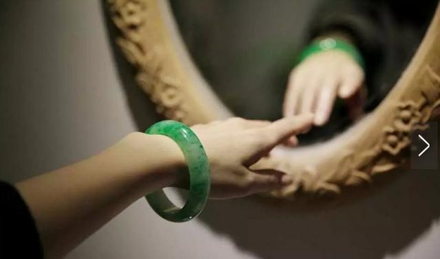 玉手镯用什么方法才能带上,翡翠手镯镯卡住了，拿不下来怎么办？