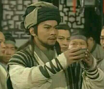村干部父子撒酒疯:每天必须喝酒的人是什么心理