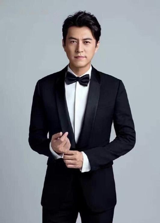 如何评价靳东演员本身素养？