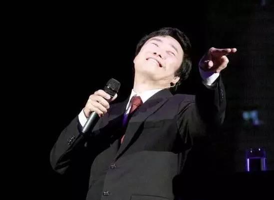 嘿嘿嘿费玉清:费玉清为什么总是西服领带出镜？
